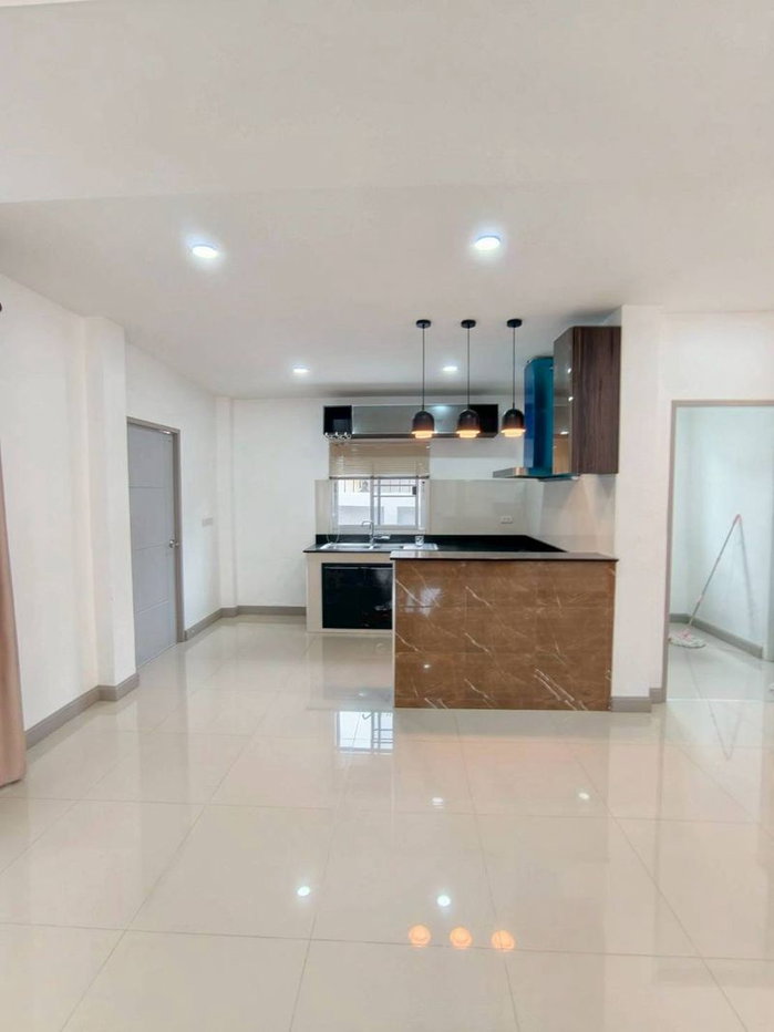 picture Single house for sale, corner lot, Sriracha, Rai Kluay area. Spacious and comfortable living. - 6/17