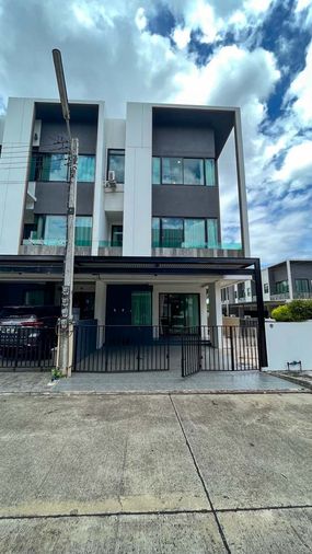 ให้เช่าทาวน์โฮม 3 ชั้น สไตล์โมเดิร์น แปลงมุม ใกล้โรงเรียนนานาชาติ หางดง เชียงใหม่ (EN below)