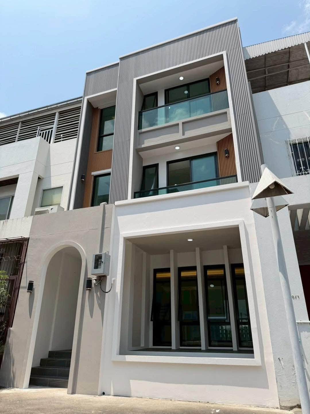 ขาย Home Office & Residence โพรมิเน็นท์ เพลส สุขุมวิท 101 พร้อมลิฟต์ส่วนตัว (HO6911)