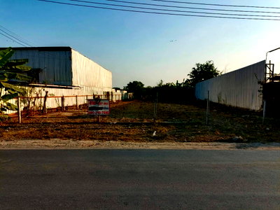 Land for sale Khlong Sam Wa : Several plots of land adjacent to Ratsanimit Road, near the intersection with Hathairat Road, Sam Wa Tawan Ok Subdistrict, Khlong Sam Wa District.