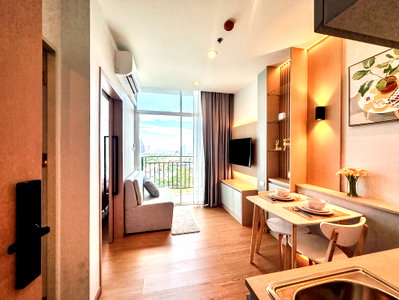 Condos for sale : The Twin Tower Jomtien 1 Bedroom Sea View Condo for Sale