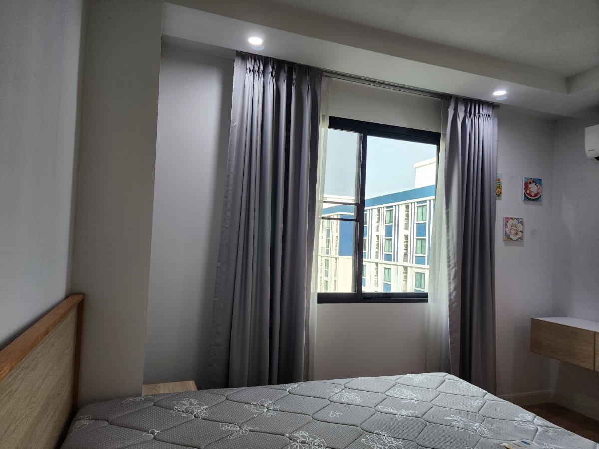 รูป วี คอนโด ศาลายา (V Condo Salaya) ตึก V7  ชั้น 7  ห้องมุม พร้อมหน้าต่างห้องนั่งเล่น รับแสงธรรมชาติ  - รูปที่ 12/17