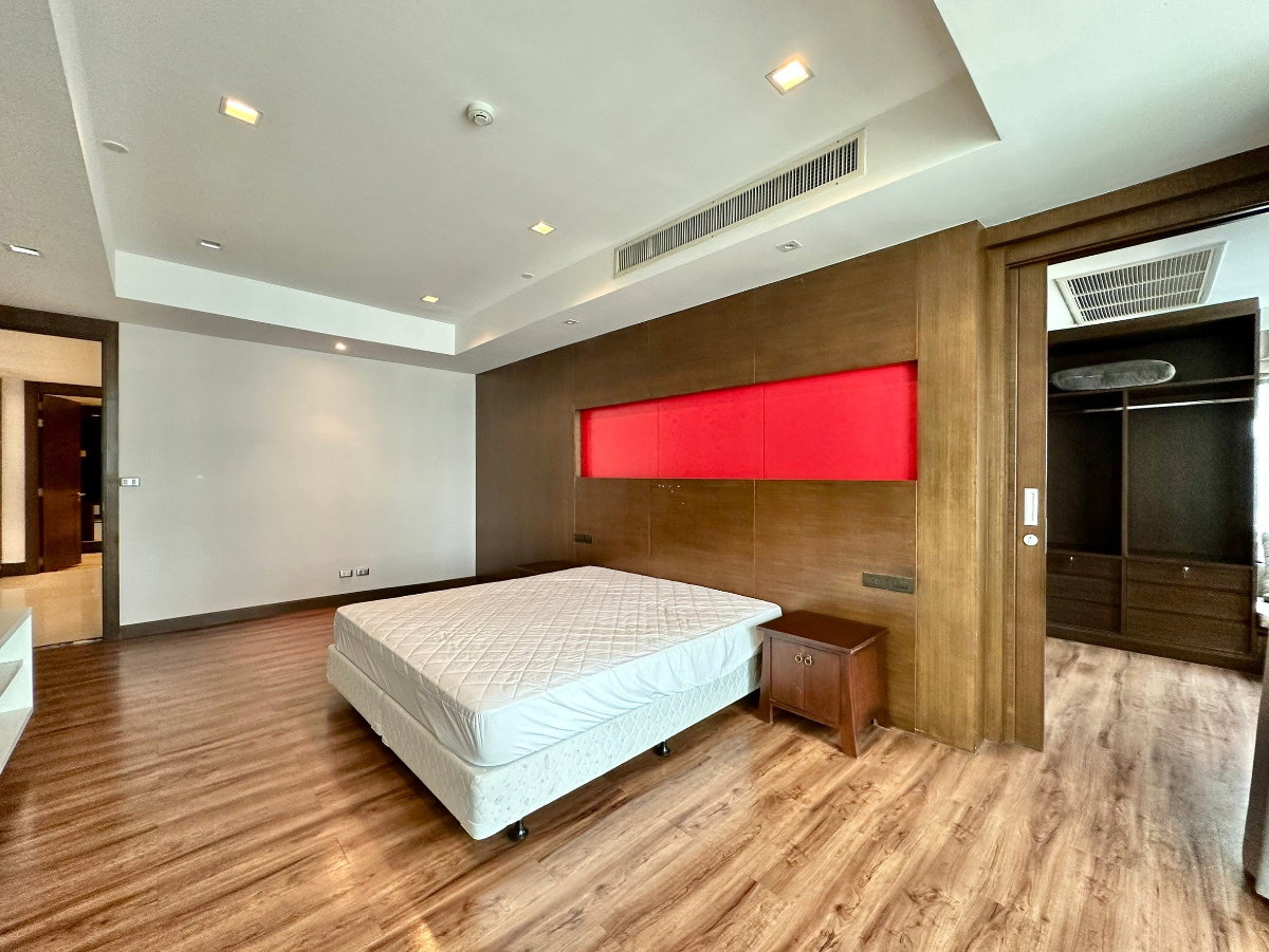 picture Ideal 24 | Elegant 4 Bed Luxury Condo in Phrom Phong Area - BR14992CD - 13/52