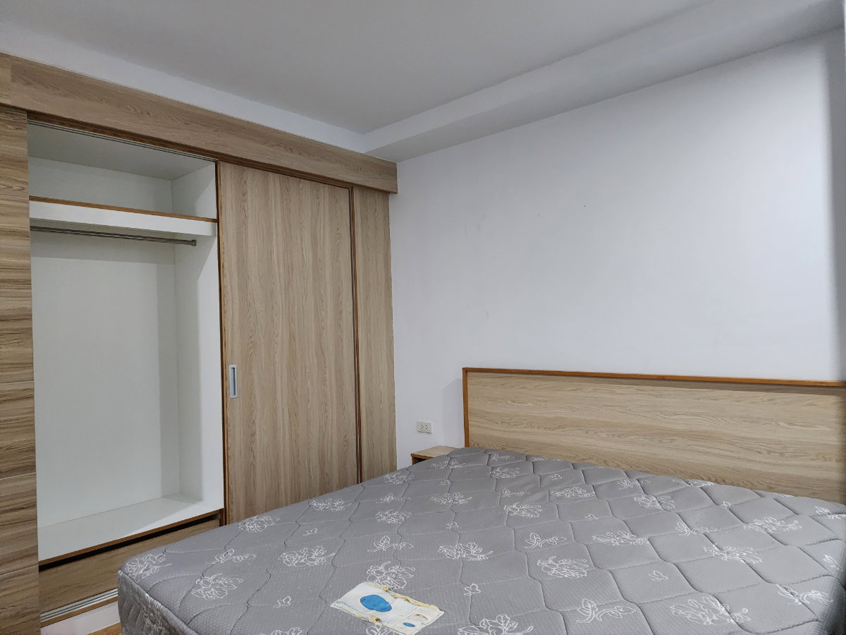รูป วี คอนโด ศาลายา (V Condo Salaya) ตึก V7  ชั้น 7  ห้องมุม พร้อมหน้าต่างห้องนั่งเล่น รับแสงธรรมชาติ  - รูปที่ 10/17