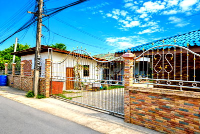 ขายบ้านเดี่ยว : ขายบ้านพร้อมที่ดิน อ.เชียงคำ พะเยา พื้นที่กว้าง พร้อมโกดัง บนพื้นที่ 278 ตร.วา เหมาะทำธุรกิจ / อาคารพาณิชย์