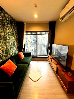 Condos for sale : Life Asoke Hype decorated beautifully and stylishly Wide living sofa There is a corner work desk, glass in the corner, view of a tall buildi