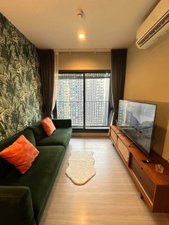 Life Asoke Hype decorated beautifully and stylishly Wide living sofa There is a corner work desk, glass in the corner, view of a tall buildi