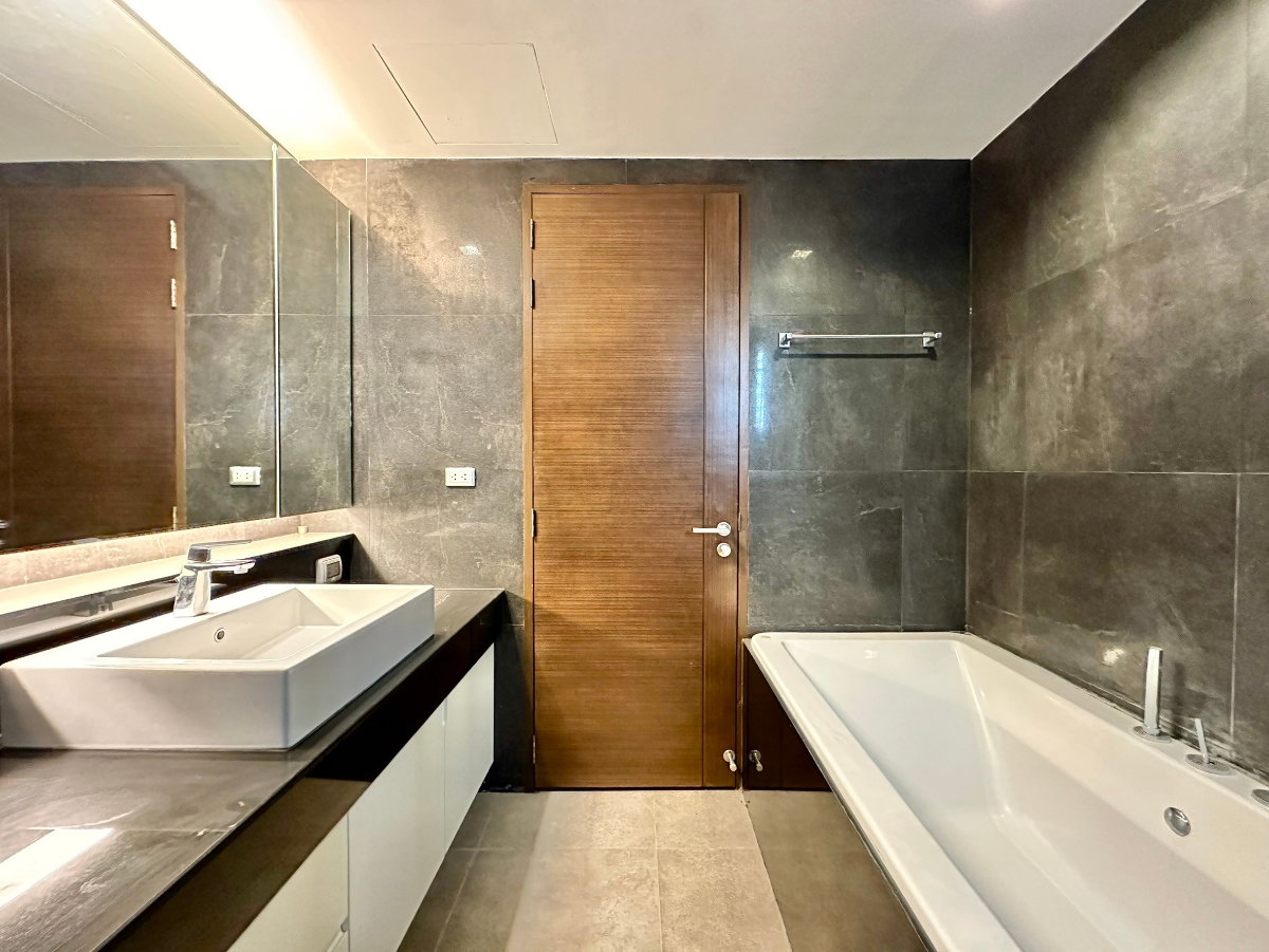 picture Ideal 24 | Elegant 4 Bed Luxury Condo in Phrom Phong Area - BR14992CD - 33/52
