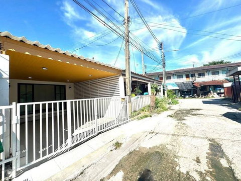 Single-story townhouse for sale, ready to move in, Chakrit Villa housing estate, near Saha Group.