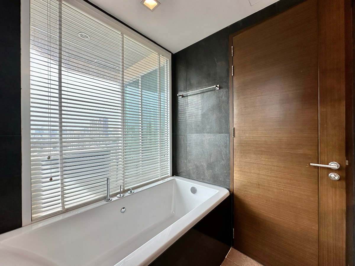 picture Ideal 24 | Elegant 4 Bed Luxury Condo in Phrom Phong Area - BR14992CD - 30/52