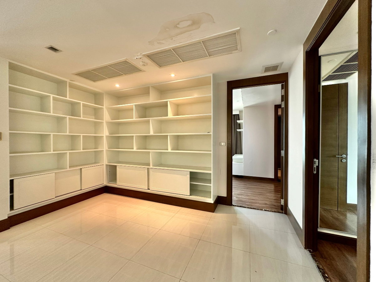 picture Ideal 24 | Elegant 4 Bed Luxury Condo in Phrom Phong Area - BR14992CD - 24/52