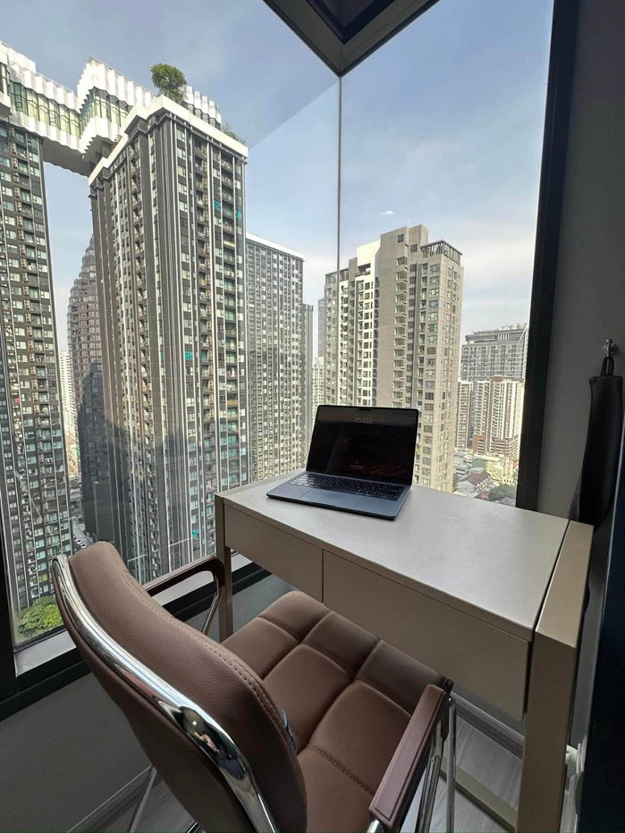 รูป Life Asoke Hype แต่งสวยมีสไตล์ โซฟานั่งเล่นกว้าง มีมุมโต๊ะทำงานกระจกเข้ามุมวิวตึกสูง 1 ห้องนอน 1 ห้องน้ำ พร้อมอยู่เลย - รูปที่ 8/10