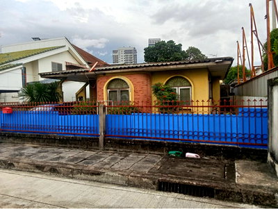 บ้านเดี่ยว กรุงเทพมหานคร : ขายบ้านเก่าพร้อมที่ดิน ย่านห้วยขวาง 15 ล้านบาท