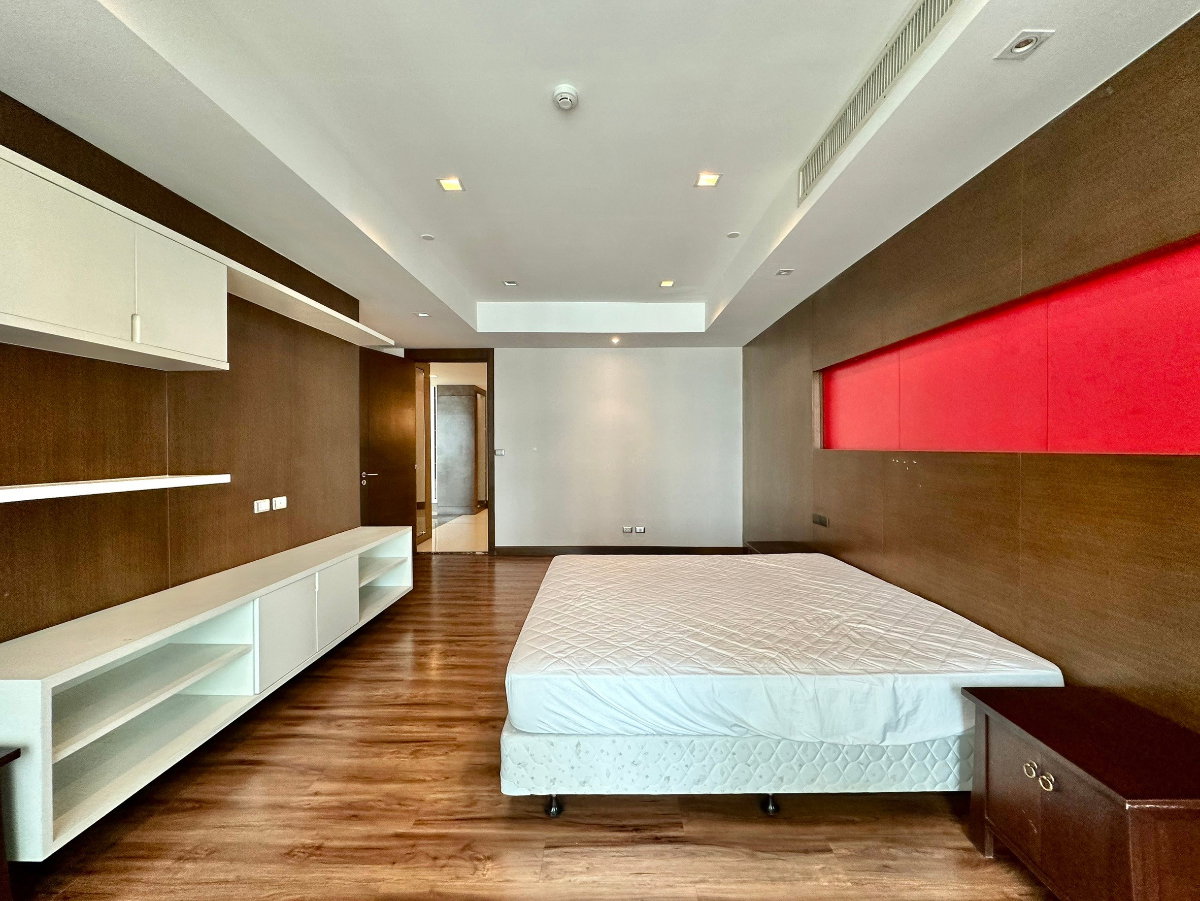 picture Ideal 24 | Elegant 4 Bed Luxury Condo in Phrom Phong Area - BR14992CD - 14/52