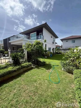 Modern corner Detached House With A Large Private Garden. 6558278