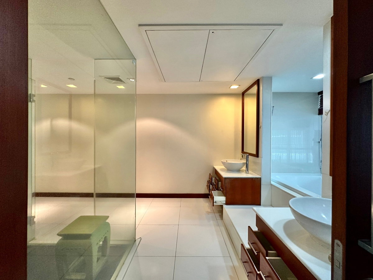 picture Le Raffine 31 | Elegant 3 Bedroom Duplex Condo in Prime Area - BR9210CD - 20/60