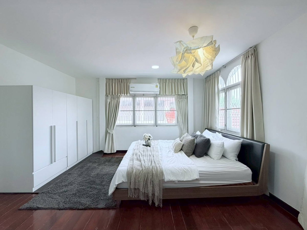 รูป S8052 🏡 ให้เช่าบ้านเดี่ยวหลังใหญ่ ย่านประชาราษฎร์บำเพ็ญ 17 – ห้วยขวาง พื้นที่กว้าง เลี้ยงสัตว์ได้ เพียง 120,000 บาท/เดือน - รูปที่ 3/17