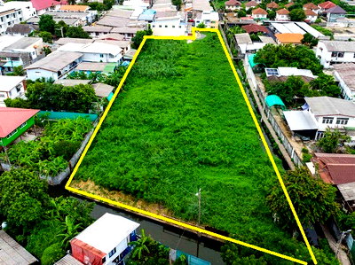 Land for sale Bangkok : Vacant land for sale, ideal for building apartments or subdividing for sale, located in Soi Phetkasem 52. Area: 3 rai 41 sq.wa 