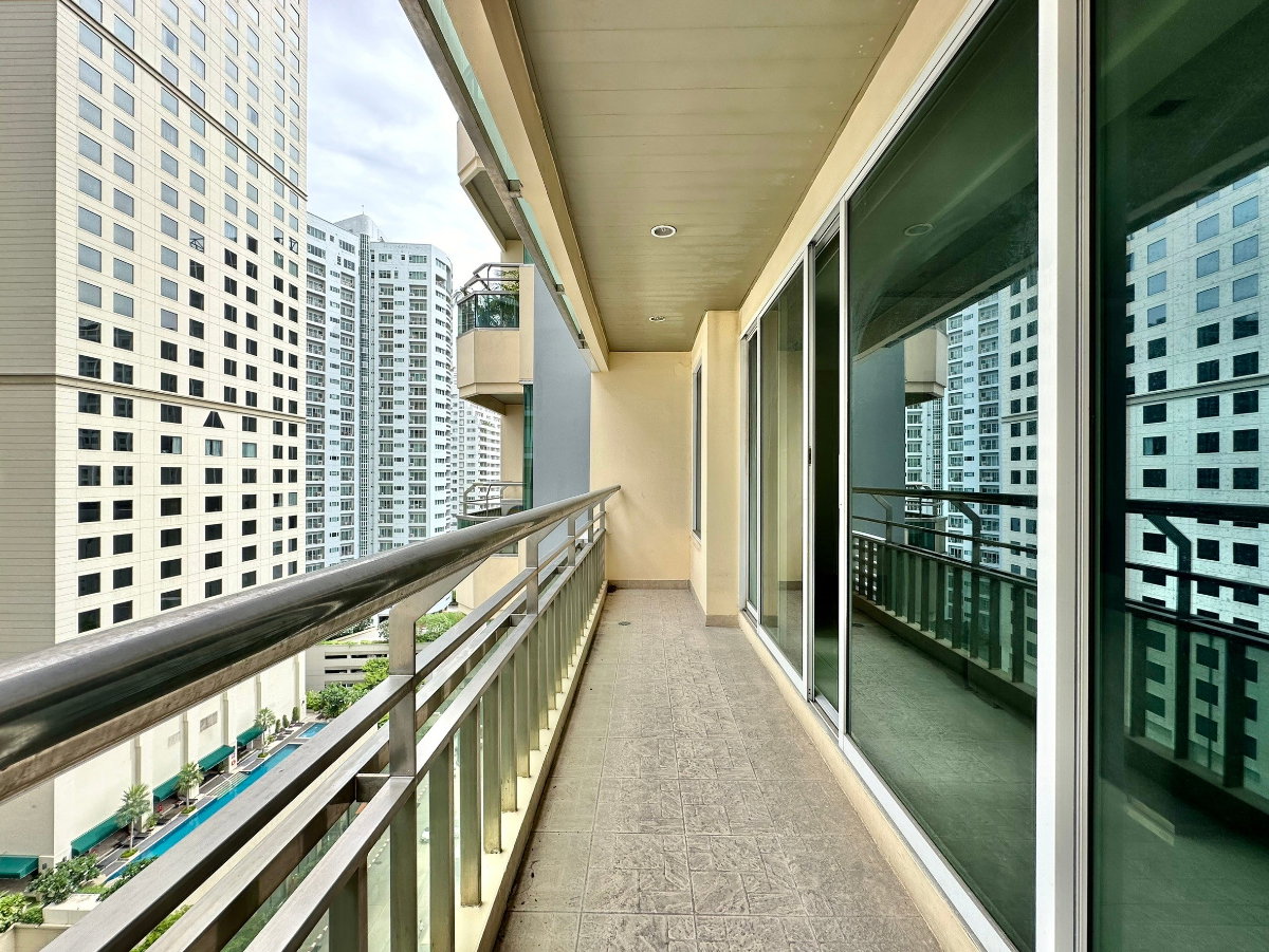 picture Ideal 24 | Elegant 4 Bed Luxury Condo in Phrom Phong Area - BR14992CD - 10/52
