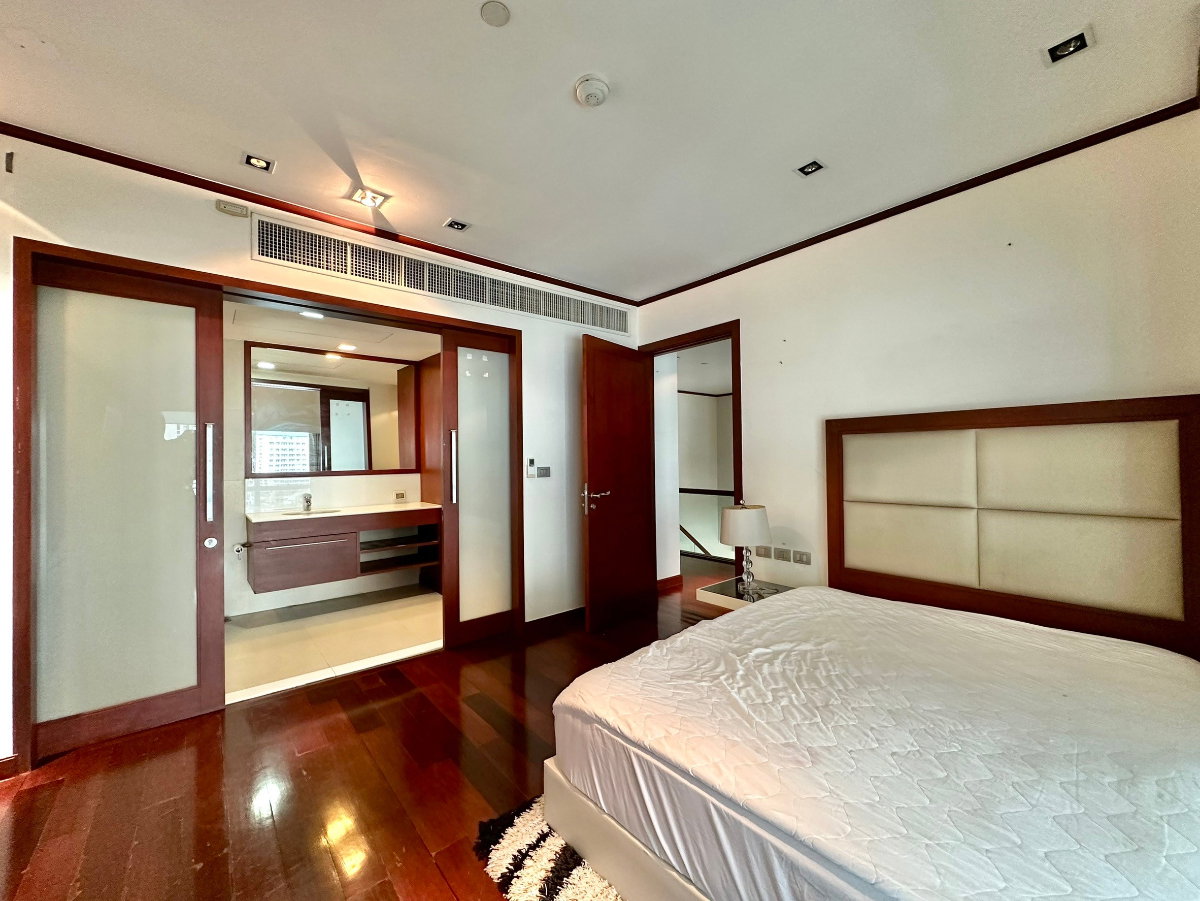 picture Le Raffine 31 | Elegant 3 Bedroom Duplex Condo in Prime Area - BR9210CD - 32/60