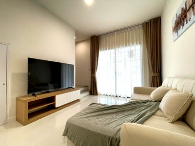 เช่าทาวน์โฮม นิคมอุตสาหกรรมบางปู : 🏡✨ ให้เช่าทาวน์โฮม 2 ชั้น — Altitude Kraf บางนา บ้านแต่งสวยครบ พร้อมอยู่ วิวบึง + หน้าสวนส่วนตัว 🌿