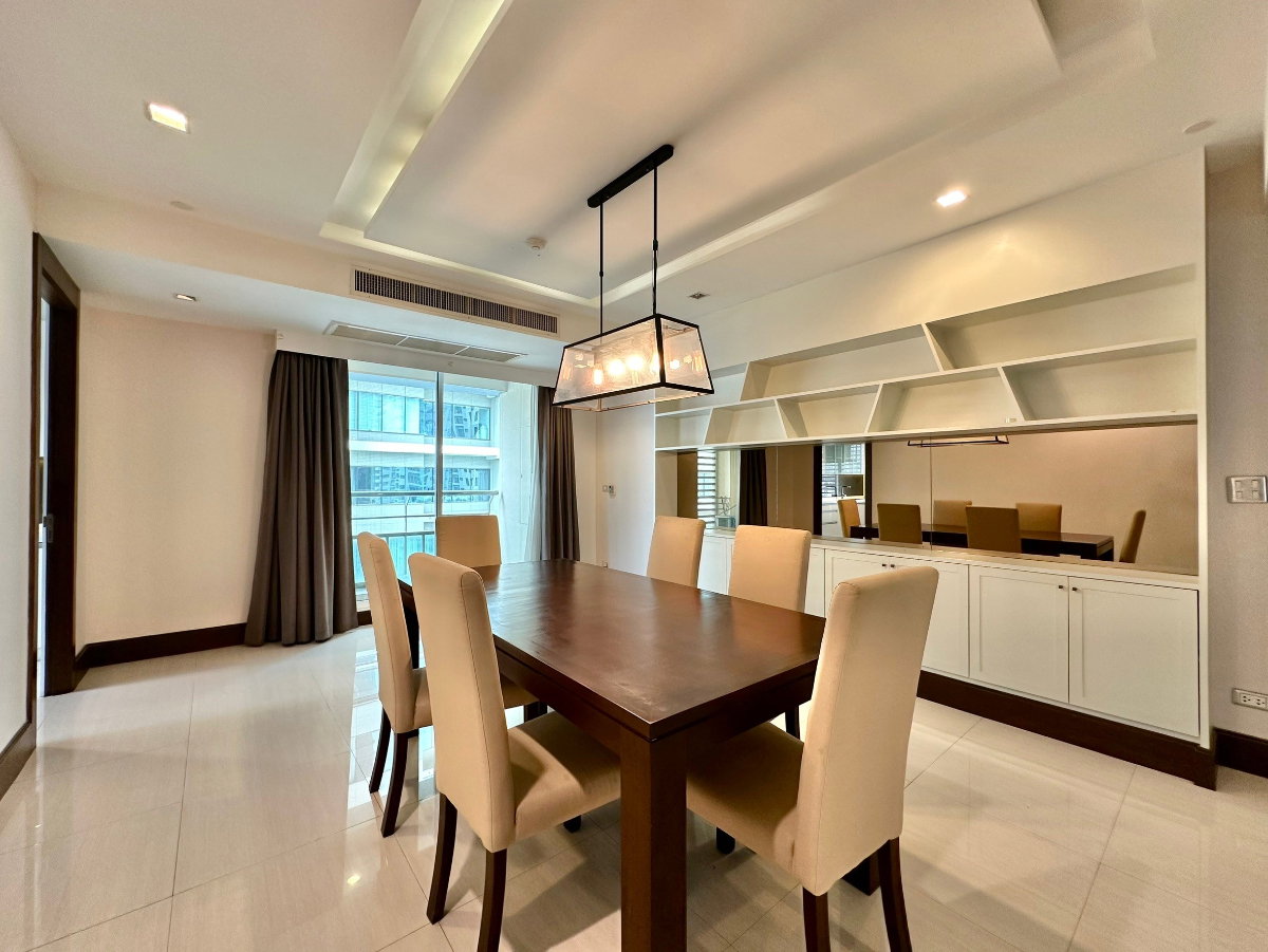 picture Ideal 24 | Elegant 4 Bed Luxury Condo in Phrom Phong Area - BR14992CD - 6/52