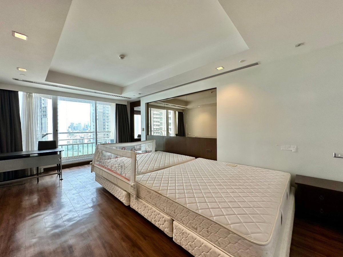 picture Ideal 24 | Elegant 4 Bed Luxury Condo in Phrom Phong Area - BR14992CD - 18/52