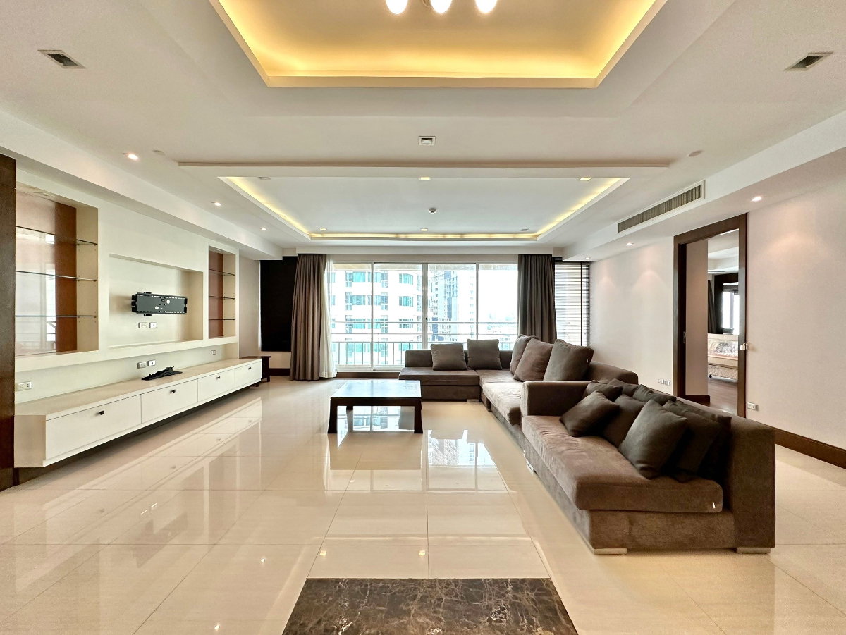picture Ideal 24 | Elegant 4 Bed Luxury Condo in Phrom Phong Area - BR14992CD - 1/52