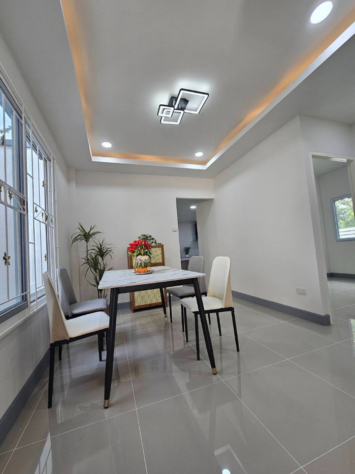 รูป บ้านเดี่ยวชั้นเดียว รีโนเวทใหม่ กว้างมากๆ หมู่บ้านนันทวัน10 ซอยเลียบวารี37 คู้ขวา หนองจอก บ้านสวย ทำเลดี เฟอร์นิเจอร์ครบพร้อมเข้าอยู่ - รูปที่ 9/22