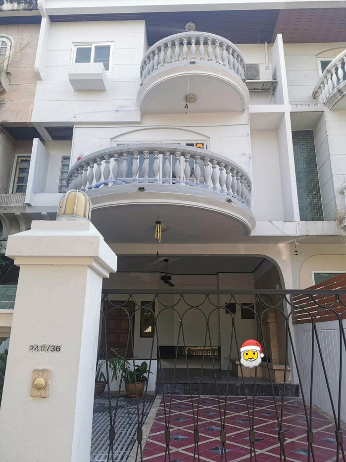 รูป 🏡✨ ขาย / เช่า ทาวน์เฮ้าส์ 4 ชั้น หมู่บ้านราชาวิลล่า ลาดพร้าว 67/2 3 ห้องนอน 3 ห้องน้ำ ใกล้รถไฟฟ้าสายสีเหลือง สถานีลาดพร้าว 71 - รูปที่ 1/12