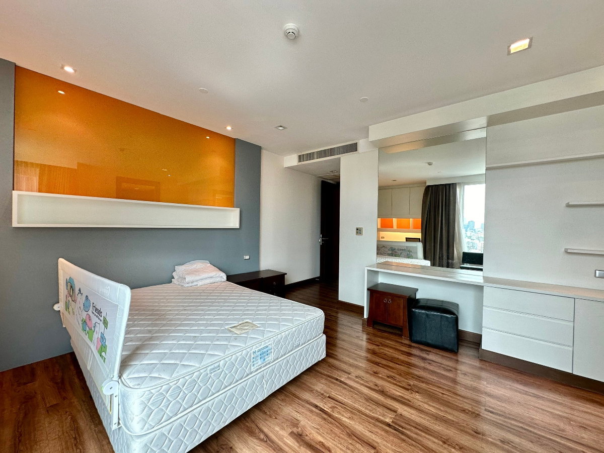 picture Ideal 24 | Elegant 4 Bed Luxury Condo in Phrom Phong Area - BR14992CD - 27/52