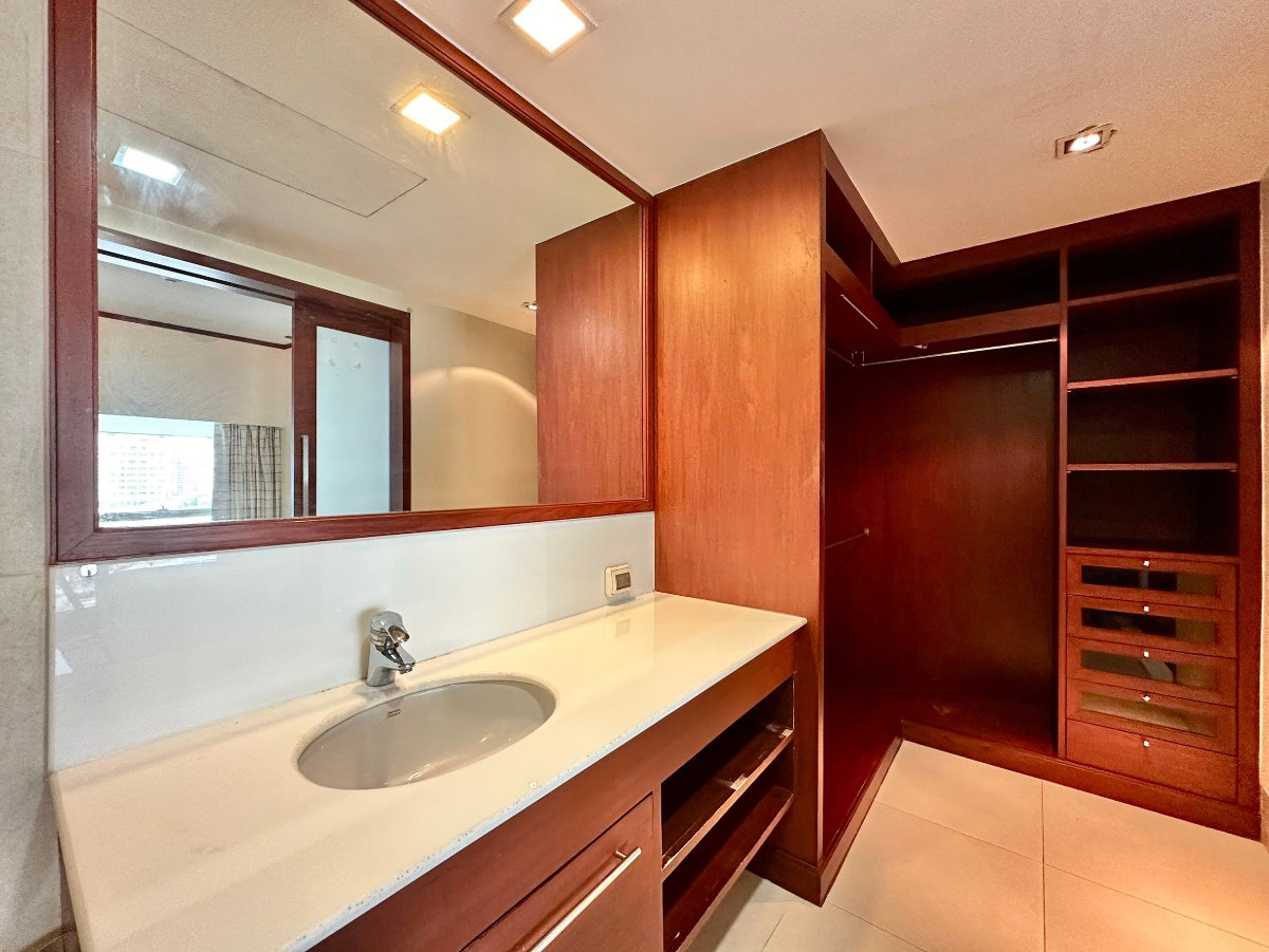picture Le Raffine 31 | Elegant 3 Bedroom Duplex Condo in Prime Area - BR9210CD - 34/60