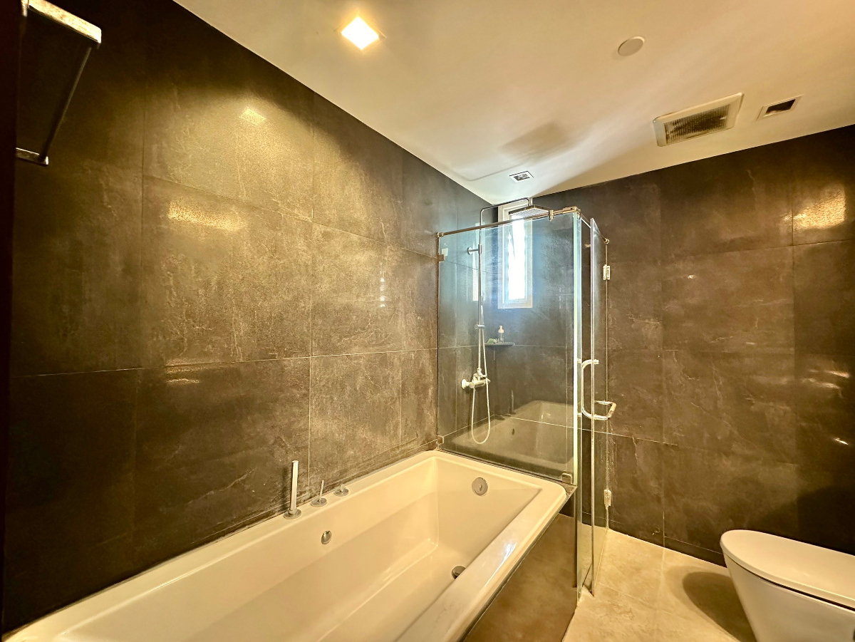 picture Ideal 24 | Elegant 4 Bed Luxury Condo in Phrom Phong Area - BR14992CD - 34/52