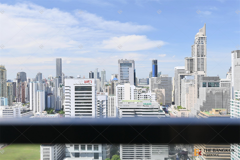 THE ESSE at SINGHA COMPLEX near MRT Phetchaburi Station The Privilege of Luxury in an Economic Hub Location