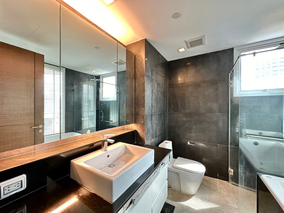 picture Ideal 24 | Elegant 4 Bed Luxury Condo in Phrom Phong Area - BR14992CD - 29/52