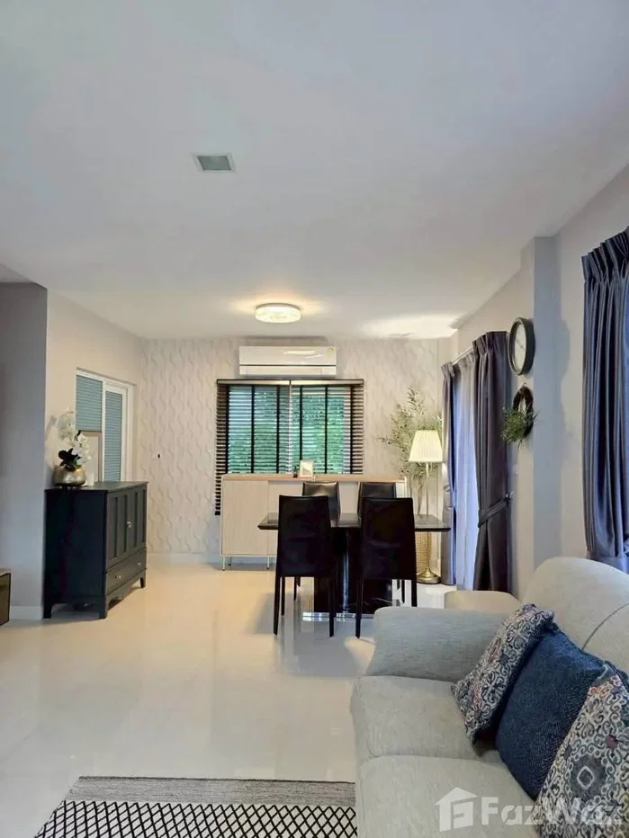 picture Modern corner Detached House With A Large Private Garden. 6558278 - 5/8