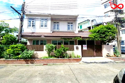 ทาวน์โฮม ถนนนวมินทร์ : ขายทาวน์เฮาส์ 2 ชั้น 27 ตรว. ถนนนวมินทร์ หมู่บ้านปรีชา 2 นวมินทร์ 65 หลังมุม ใกล้ MRT บางกะปิ