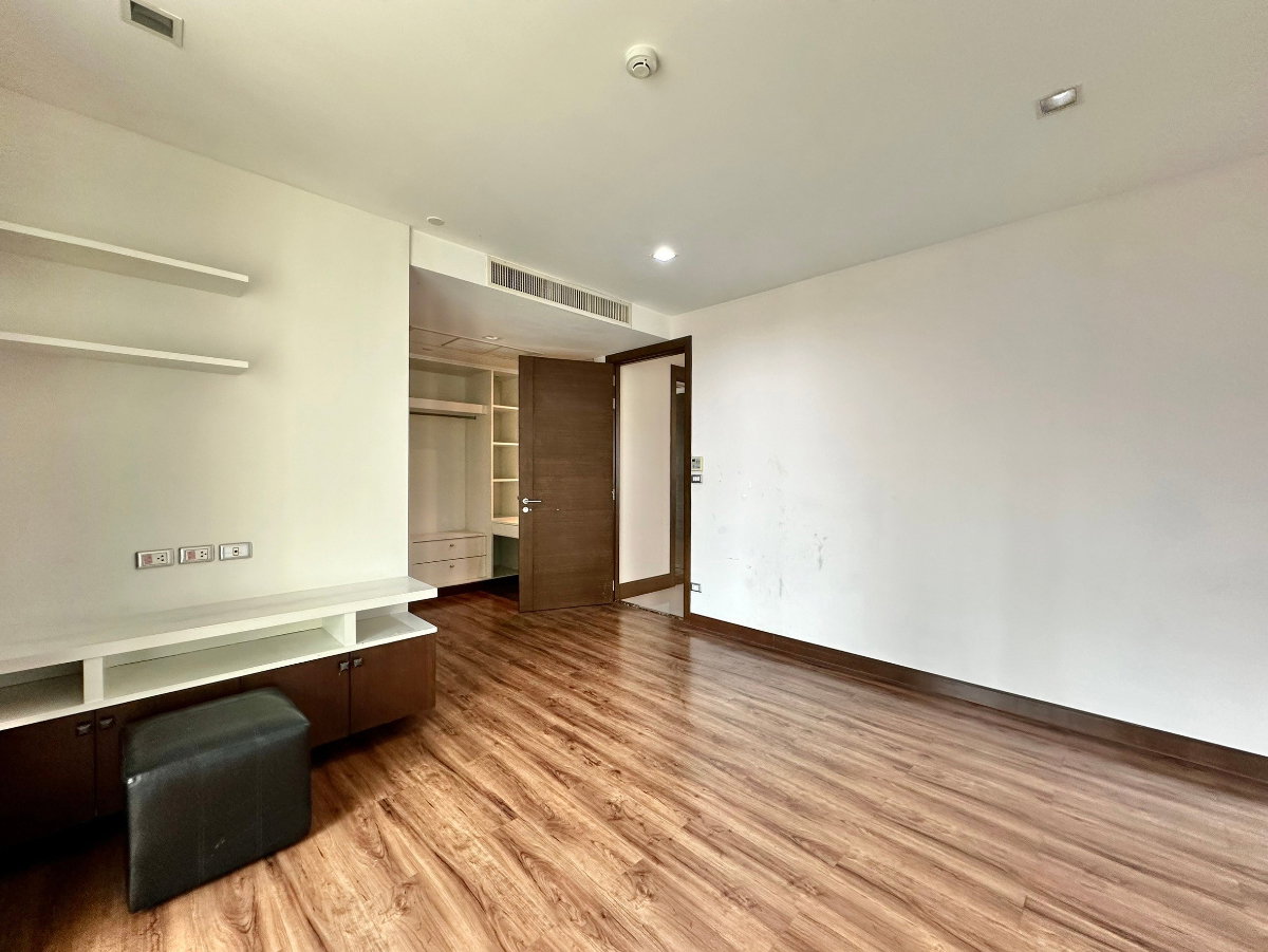 picture Ideal 24 | Elegant 4 Bed Luxury Condo in Phrom Phong Area - BR14992CD - 32/52