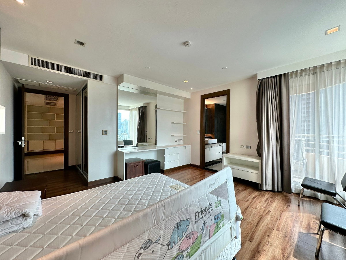 picture Ideal 24 | Elegant 4 Bed Luxury Condo in Phrom Phong Area - BR14992CD - 28/52