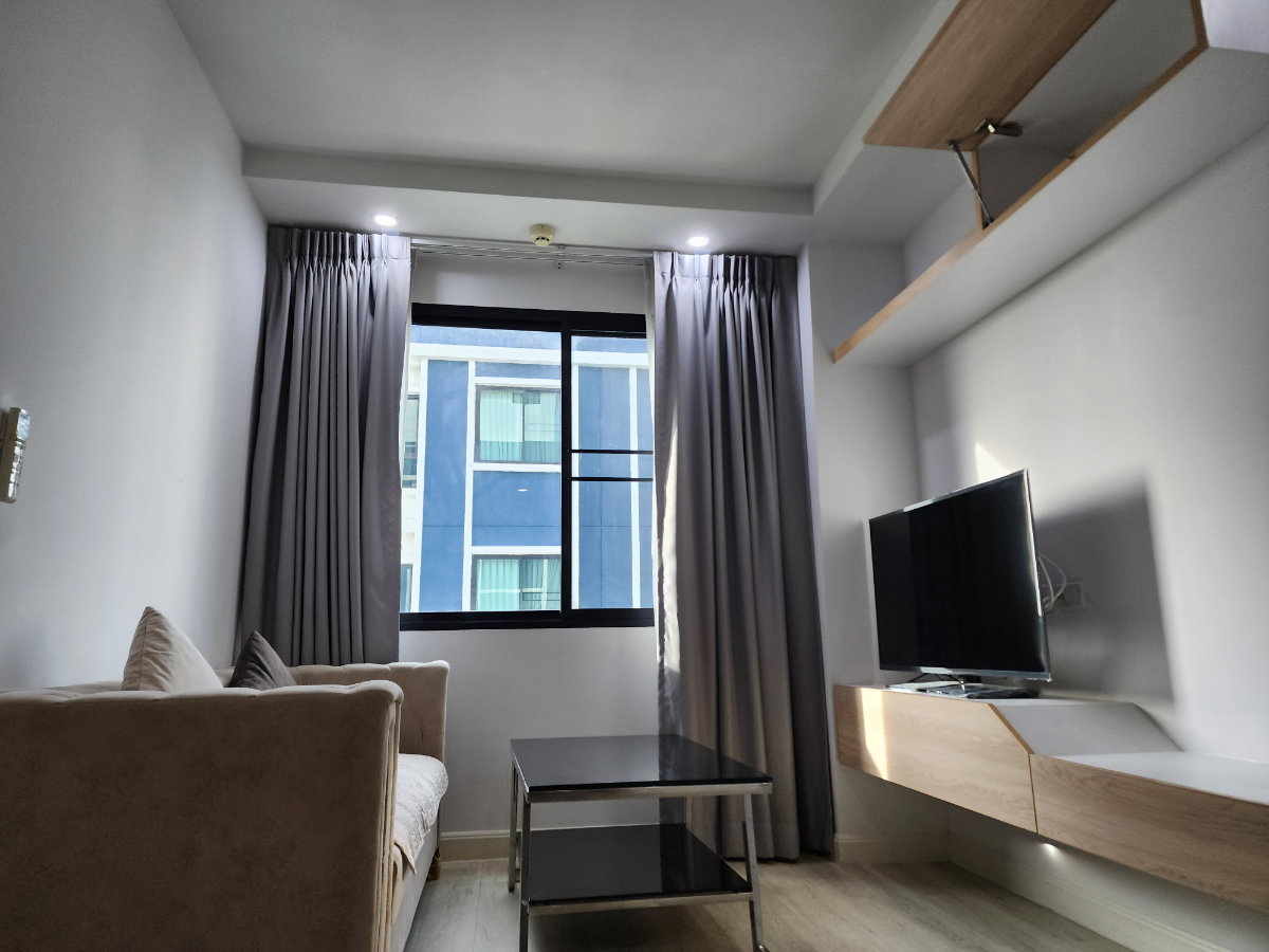 รูป วี คอนโด ศาลายา (V Condo Salaya) ตึก V7  ชั้น 7  ห้องมุม พร้อมหน้าต่างห้องนั่งเล่น รับแสงธรรมชาติ  - รูปที่ 7/17