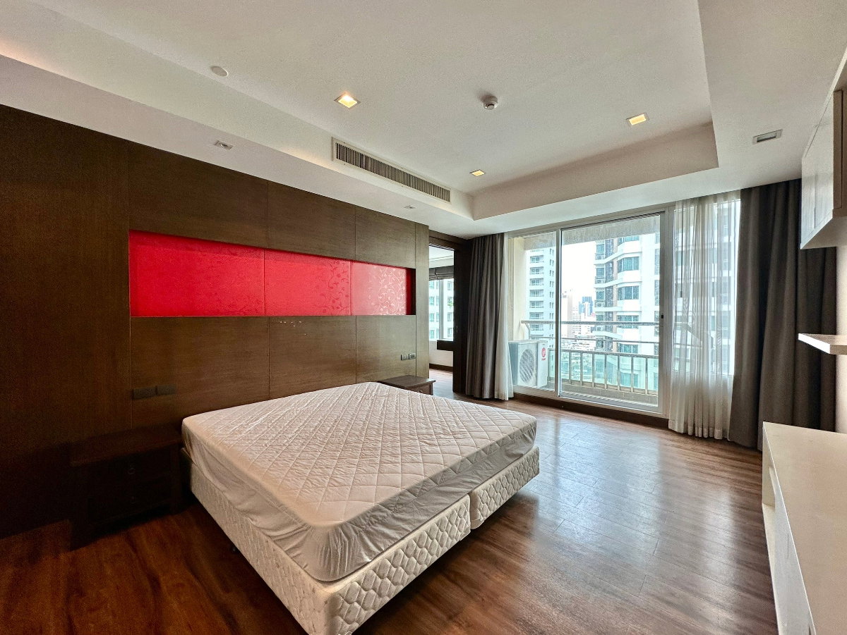 picture Ideal 24 | Elegant 4 Bed Luxury Condo in Phrom Phong Area - BR14992CD - 12/52