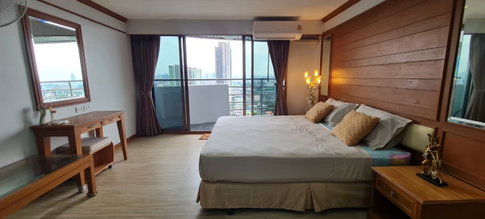 Fully furnished nice room with good view and cheap price for sale ,near ARL and MRT Yellow line Huamak Station