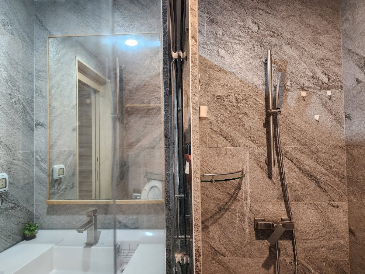 รูป วี คอนโด ศาลายา (V Condo Salaya) ตึก V7  ชั้น 7  ห้องมุม พร้อมหน้าต่างห้องนั่งเล่น รับแสงธรรมชาติ  - รูปที่ 5/17