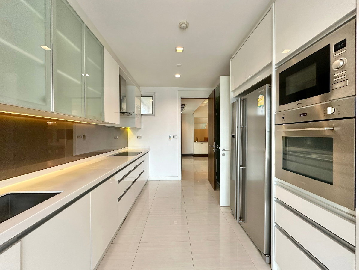 picture Ideal 24 | Elegant 4 Bed Luxury Condo in Phrom Phong Area - BR14992CD - 9/52
