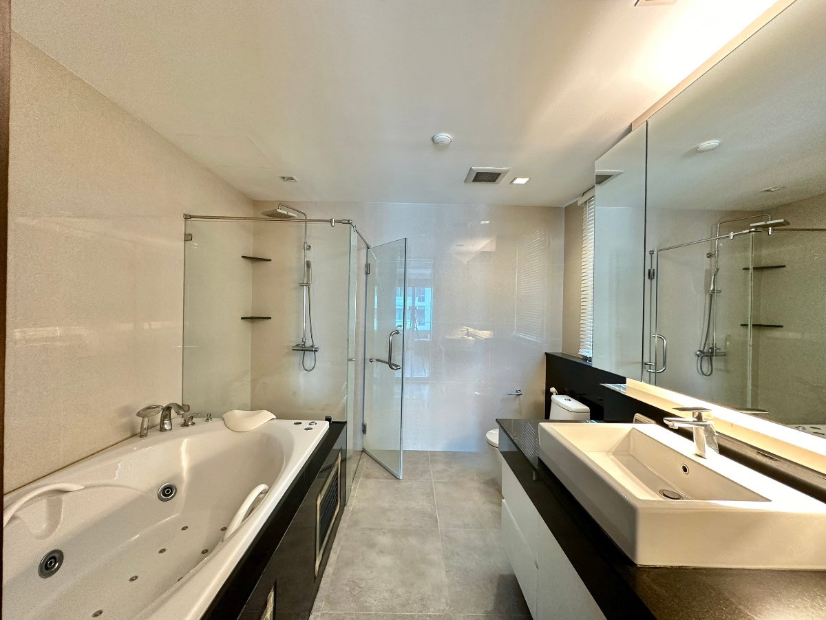 picture Ideal 24 | Elegant 4 Bed Luxury Condo in Phrom Phong Area - BR14992CD - 16/52