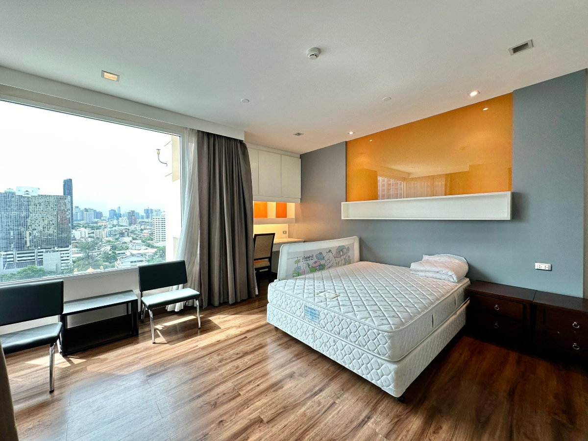 picture Ideal 24 | Elegant 4 Bed Luxury Condo in Phrom Phong Area - BR14992CD - 26/52