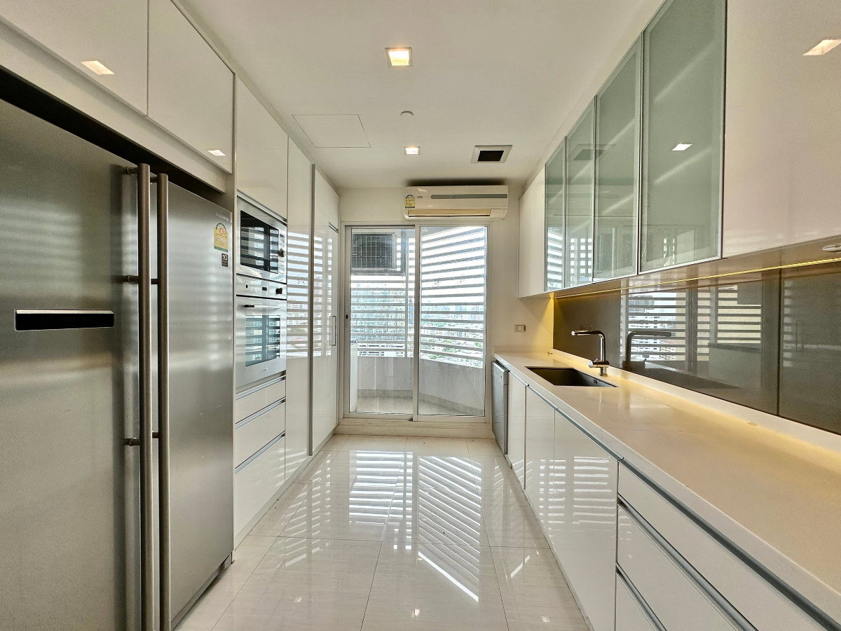 picture Ideal 24 | Elegant 4 Bed Luxury Condo in Phrom Phong Area - BR14992CD - 8/52