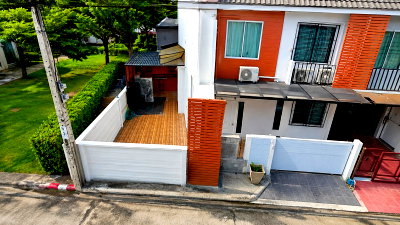 เช่าทาวน์โฮม ลาดปลาเค้า 54 : เดอะคริสตัล เอกมัย-รามอินทรา 900 ม. 28 ตร.ว.224 ตร.ม. ใกล้วัดลาดปลาเค้า 700 ม. ทาวน์โฮม 2 ชั้น หลังมุม 3นอน 2 น้ำ รีโนเวทใหม่ พร้อมเฟอร์ฯ