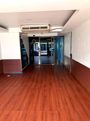 Retail spaces for rent : Townhouse For Rent at Phahonyothin soi49/1 Near BTS Bang Bua 600m.