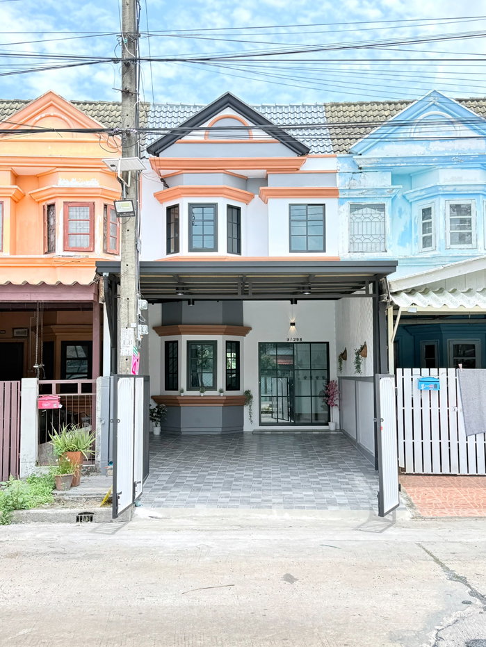 รูป ทาวน์เฮ้าส์ รีโนเวทใหม่ ทำเลดี หมู่บ้านทาวน์แอนด์คันทรี ติดถนนใหญ่ ​ซ.สังฆสันติสุข 16 กระทุ่มราย หนองจอก กว้าง ราคาถูก - รูปที่ 2/34